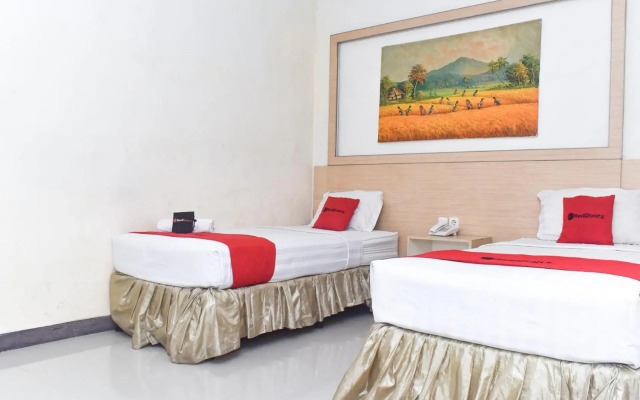 RedDoorz Plus near Sultan Hasanuddin Airport