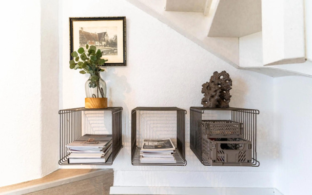 Hafenkoje mit Blick über Hafen und Altstadt