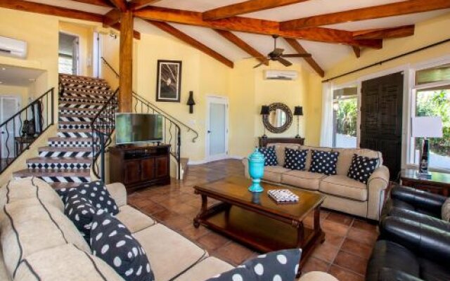 Luxury 4-bedroom home a short walk from the beach