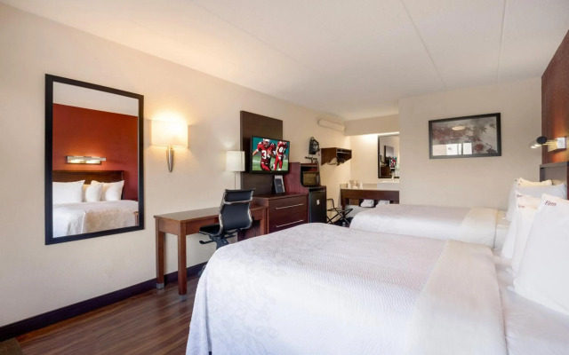 Super 8 by Wyndham Deerfield/Northbrook