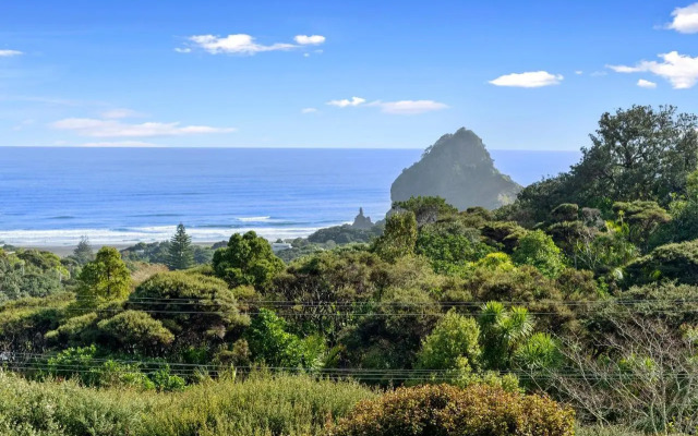 Seaview, Sun and Surf - Piha Holiday Home