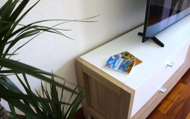 Cozy apartment with Free Parking & close to Lake