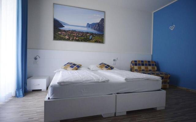 Hi Hotels Torbole Pool & Spa