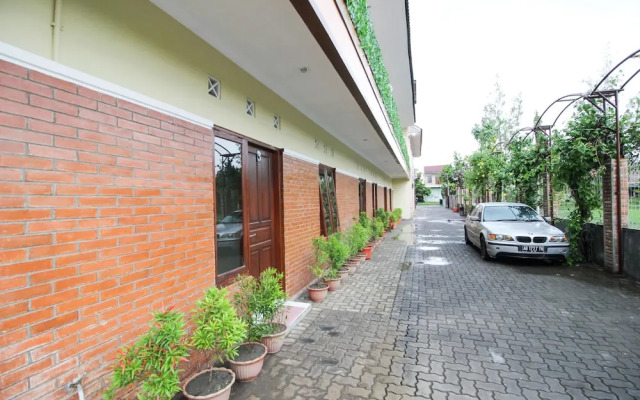 RedDoorz near Desa Wisata Kasongan