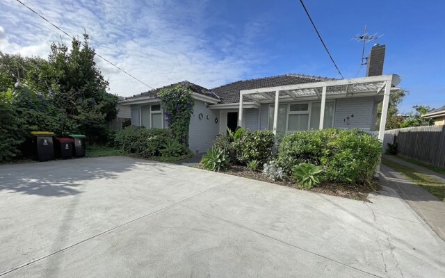 Bayside 4-BRM Home near Mentone