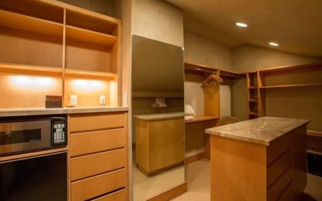 Northwoods Luxury Condo Close to Chairlift by RedAwning