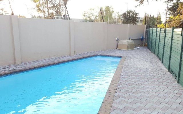 Modern 2-bed apartment in Sandton. Fast Wifi
