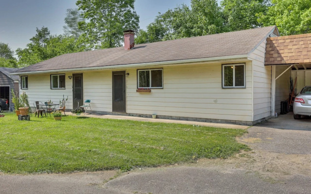 Cozy Youngstown Apartment w/ Central A/C + Heating