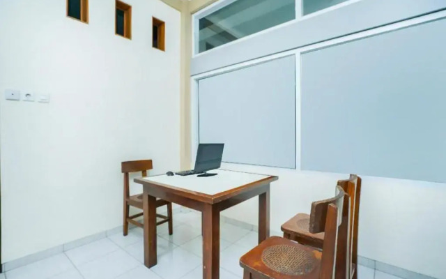 Penginapan Anggrek Syariah 2 by OYO Rooms