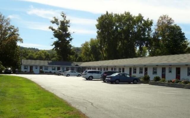 Monument Mountain Motel