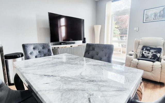 Stylish & Modern 2BR Flat