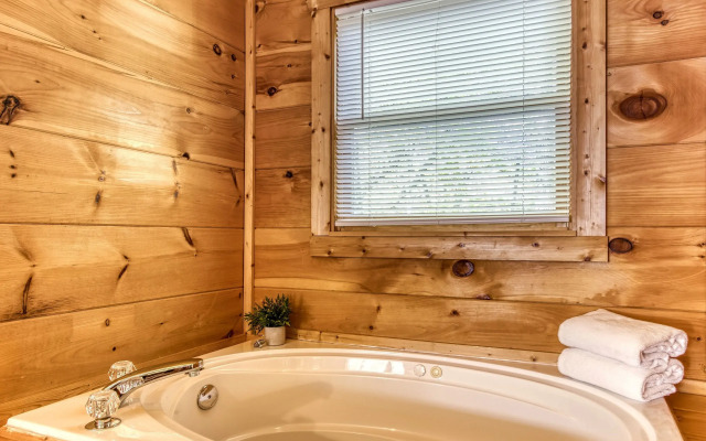 Dog Friendly Quiet Chalet Hot Tub Fireplace