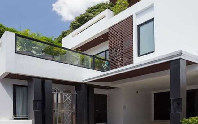 Nai Harn Lake Villa by Holiplanet