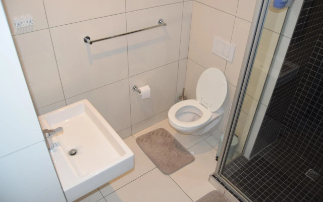 Highrise Windhoek apartment with skyline view, pool and gym