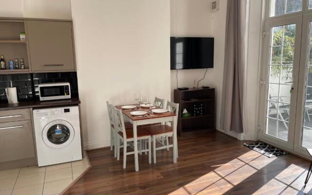 Spacious 2-bed Apartment With Free Parking