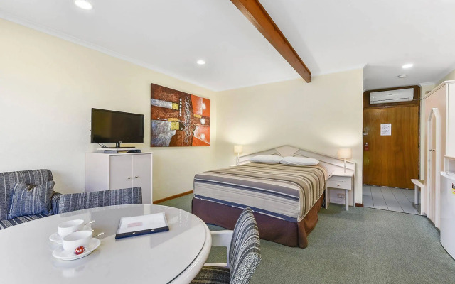 William Macintosh Motor Lodge
