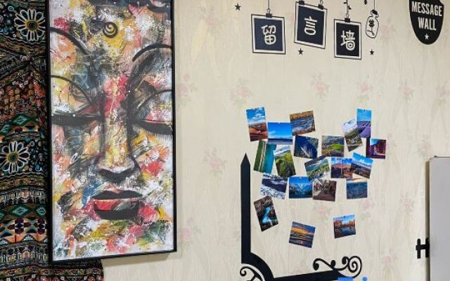 C'est La Vie Youth Hostel