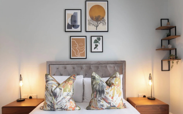 Elliot Oliver -Stylish 2 Bedroom Apartment With Parking In The Docks