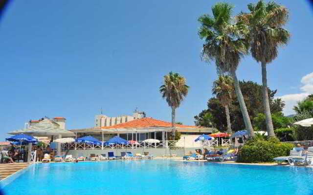 La Hotel & Resort