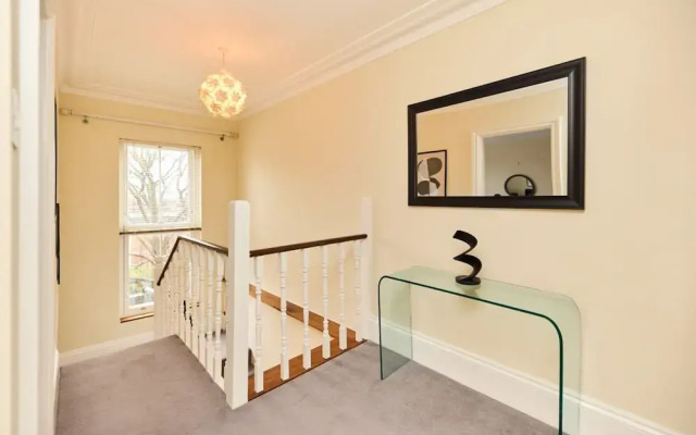 The Peckham Hideaway - Bright 3bdr Flat