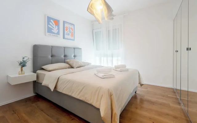 Modern apt With Balcony, 12 min Walk to the Beach