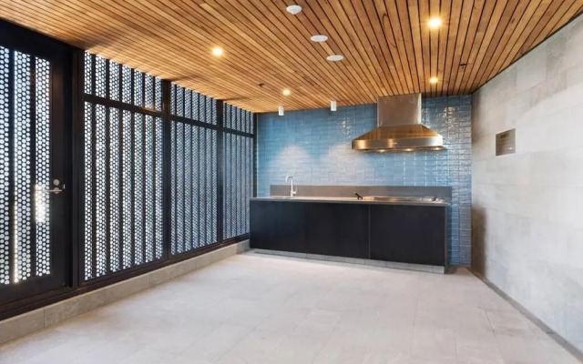 2BR Luxury Skytower CBD Pool Gym Netflix