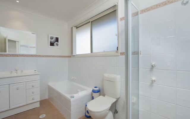White Waves, 7B Achilles Street