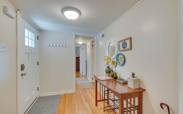 Oak Ridge Retreat w/ Porch < 1 Mi to Downtown