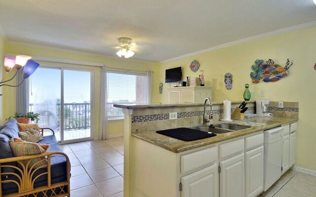 Hula Hut 1 Br condo by RedAwning
