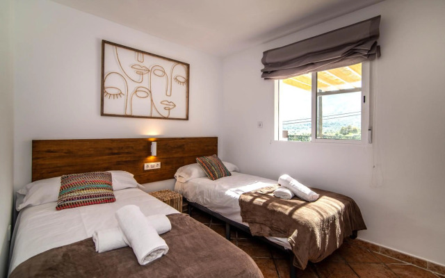 PALM TREE VILLA - 5BDR Paradise Pool / Chill Out Beds