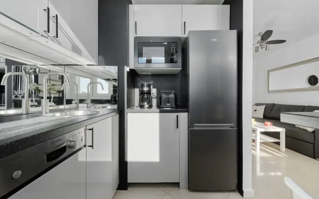 Black & White Studio by Renters
