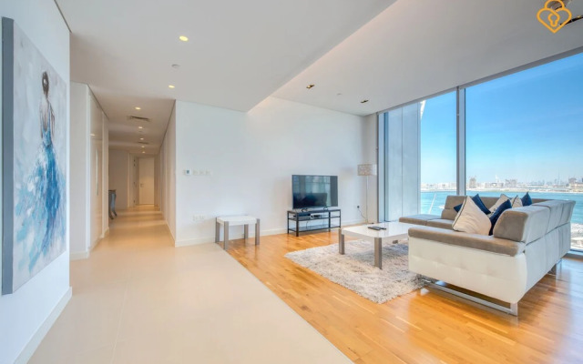 Beautiful Large 3 B/R Apt in BlueWaters Island