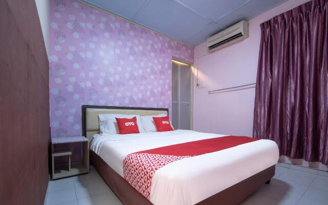 Spot On 90305 Hen Hen Hotel