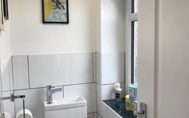 Modern 3-bed House With Parking Bamber Bridge, Preston