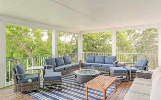 Hot Tub + Private Beach: Waterfront Urbanna Escape
