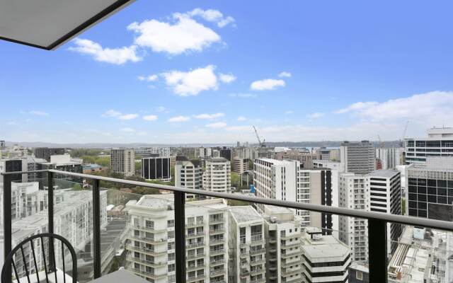Newly refurbished penthouse apartment w carpark!