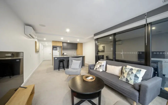 Chic Inner-city 2-bed Abode With Pool, Gym & Sauna