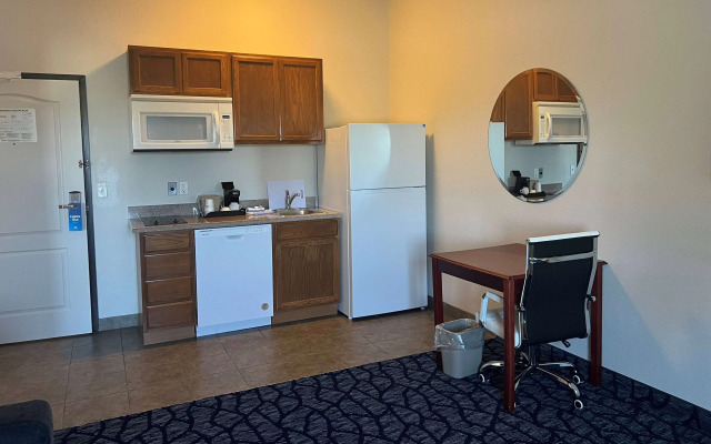 Days Inn & Suites by Wyndham Columbus NE