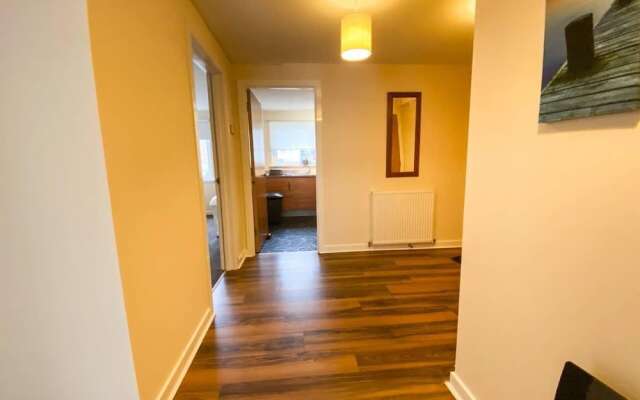 Glasgow Ellerslie Path 2bd Home - Parking