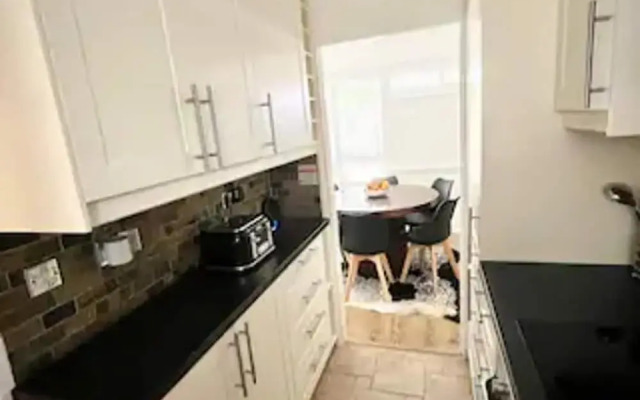 Newly Refurbished 3 bed Flat , Free Parking