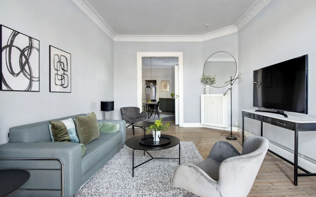 Sanders Promenade - Chic 2-bdr Apt w Water View
