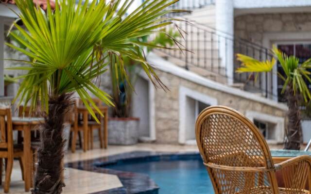Avlu Alacati Butik Otel
