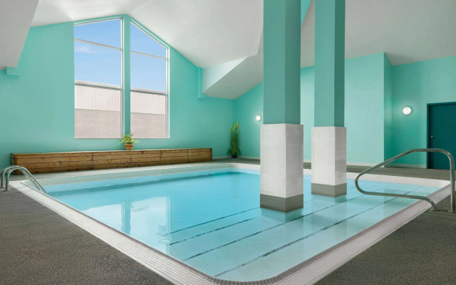 Travelodge by Wyndham Oshawa Whitby