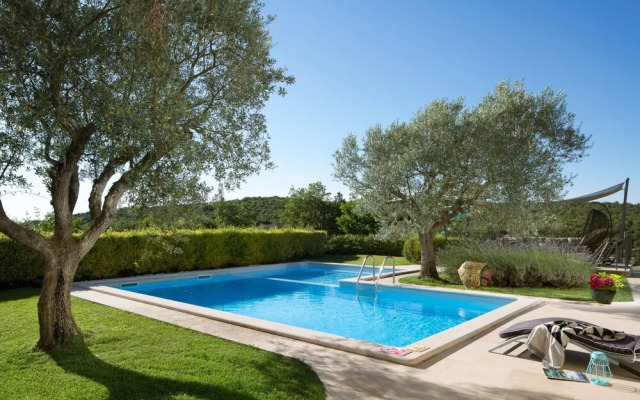 Art Villa Sis With Private Pool