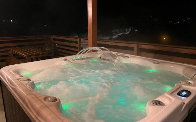 Chalet Casa de Monzel with 6-Person Jacuzzi & Panoramic View