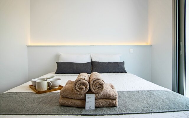 Phaedrus Living: Seaside Executive Flat Harbour 205