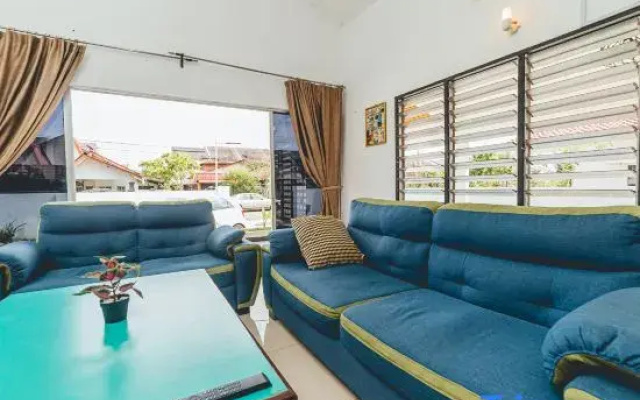 Batu Pahat w Pooltable Villa 4Br16Pax by Our Stay