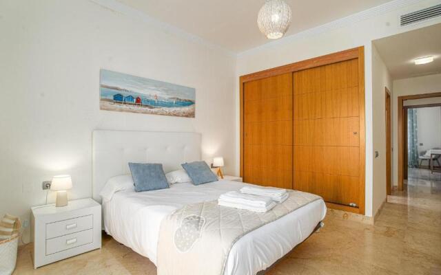 2251-Newly furnished 2 bedrooms with terrace!