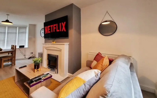 Modern 3-bed House Garden With Parking