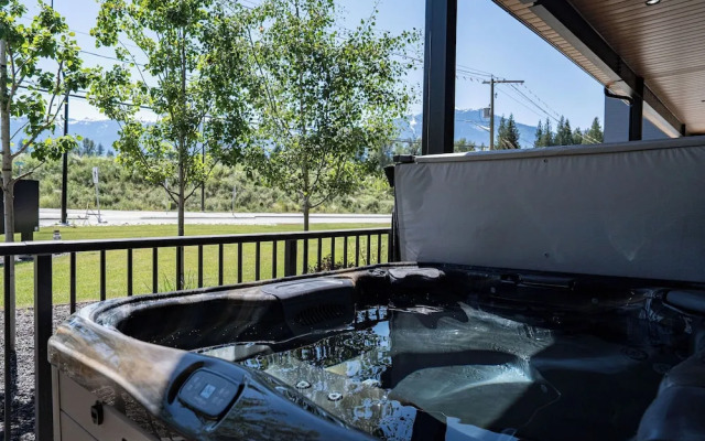 Rustic Retreat by Revelstoke Vacations